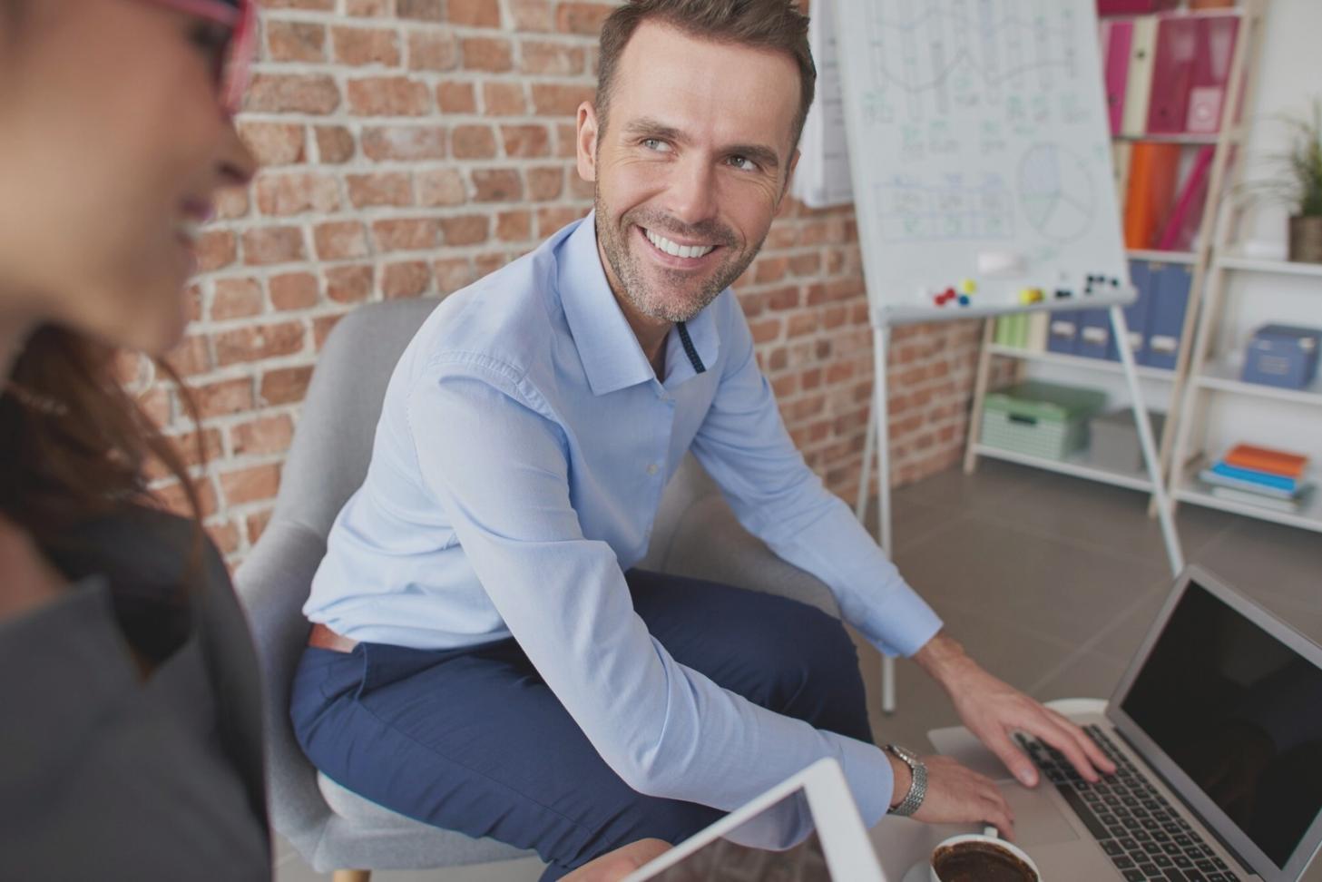 Ambiente de aprendizaje colaborativo donde los participantes trabajan en equipo analizando situaciones empresariales