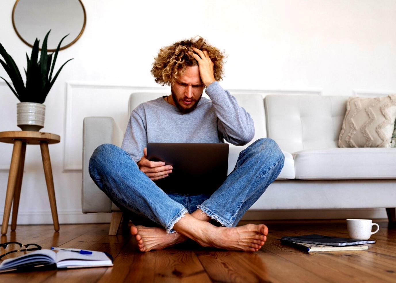 Equipo trabajando en análisis financiero de gestión de personal